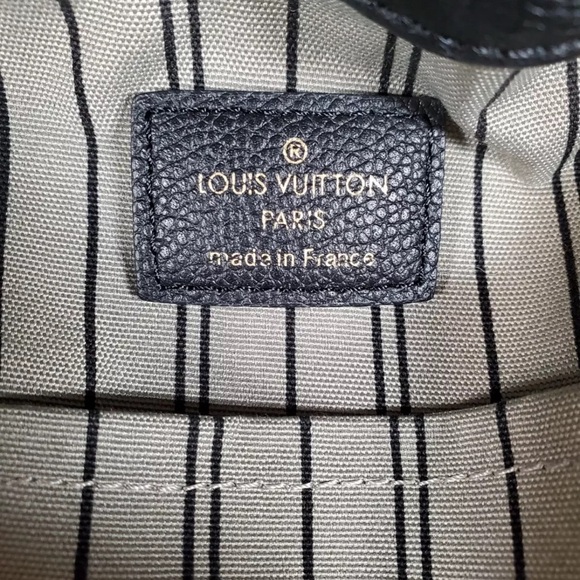 Louis Vuitton Black Monogram
Empreinte Leather Artsy MM Hobo - Picture 11 of 16